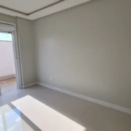 Foto de um cômodo interno com paredes claras e piso liso.
