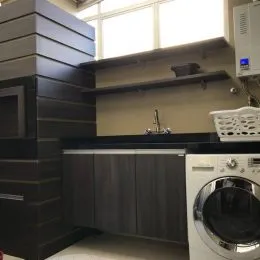 Foto de uma cozinha com armários escuros e bancada.