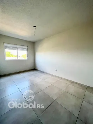 Foto de um cômodo interno com piso de cerâmica e paredes brancas.