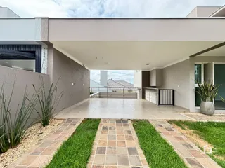 Fachada externa de uma residência em Lajeado, Brasil, mostrando a área de entrada e o pátio.