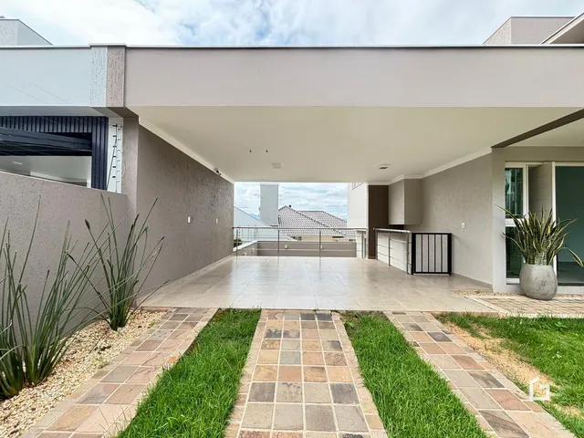 Fachada externa de uma residência em Lajeado, Brasil, mostrando a área de entrada e o pátio.