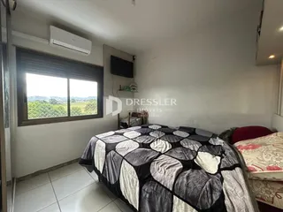 Foto de um quarto com janela e cama em uma residência.