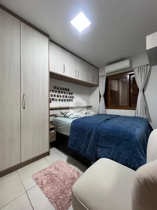 Quarto com cama e armários em um apartamento.