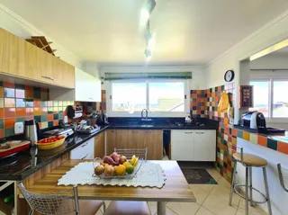 Imagem de uma sala de estar com cozinha em um apartamento.