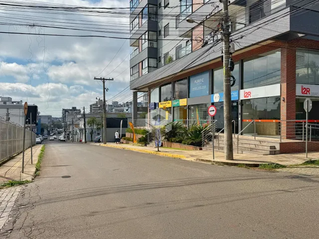 Fachada de um prédio comercial em Lajeado, Brasil.