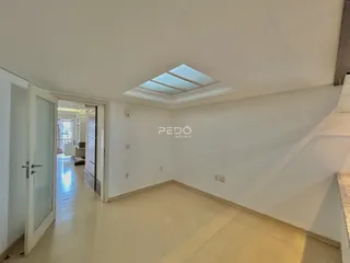 Hall de entrada com piso claro e teto rebaixado.