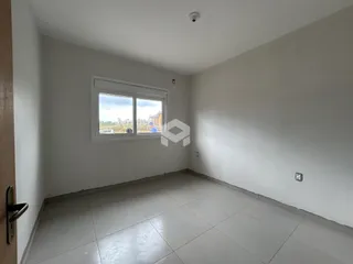 Vista interna de uma sala com piso de cerâmica e janela para o exterior.
