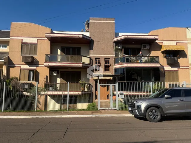 Fachada de um imóvel residencial em Lajeado, Brasil, com varandas e cerca.