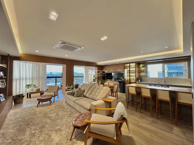 Sala de estar e cozinha moderna com vista para a paisagem.