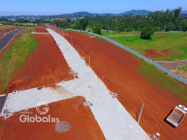 Vista aérea de um terreno com áreas de terra e concreto em Lajeado.