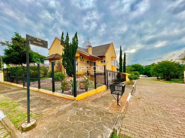 Vista da fachada de uma residência em Lajeado, Brasil, com cerca e jardim.