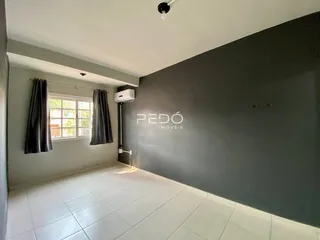 Uma sala com janela e piso de cerâmica.