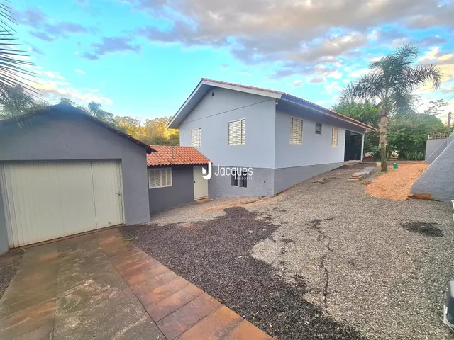 Exterior da casa em Lajeado, Brasil, com garagem e entrada de cascalho.