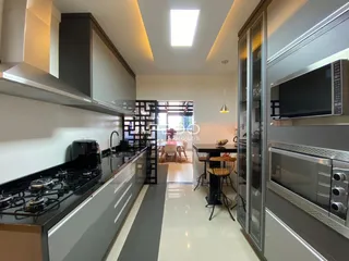 Vista da cozinha moderna e área de jantar de um imóvel em Lajeado.