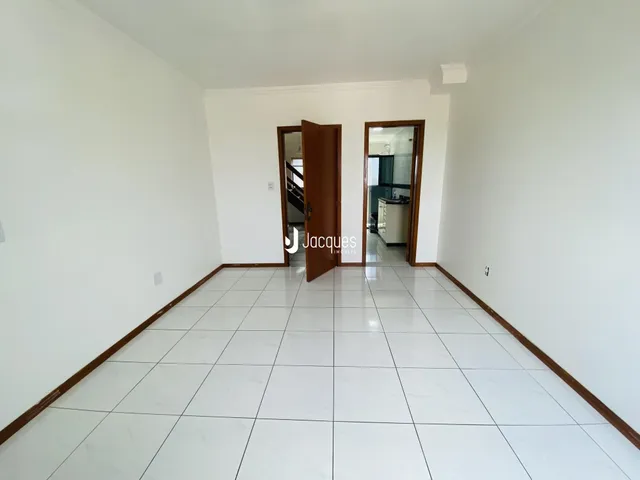 Hall de entrada com piso de cerâmica branco.