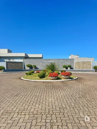 Fachada de uma residência em Lajeado, Brasil, com jardim frontal.