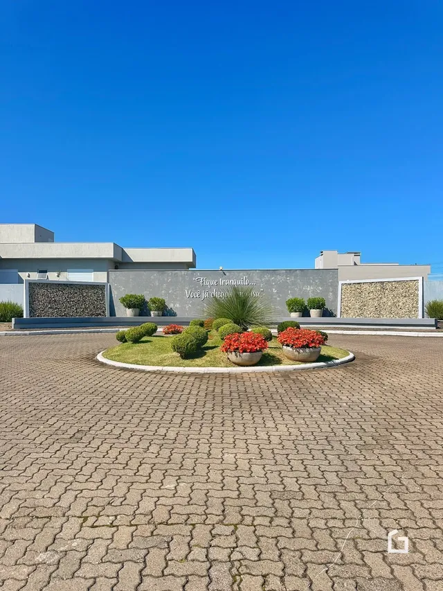 Fachada de uma residência em Lajeado, Brasil, com jardim frontal.