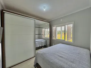 Quarto com cama e janela em um imóvel no Brasil.