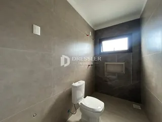 Foto de um banheiro interno com revestimento de cerâmica cinza.