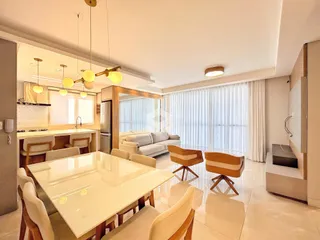 Sala de jantar e estar de um apartamento moderno em Lajeado.