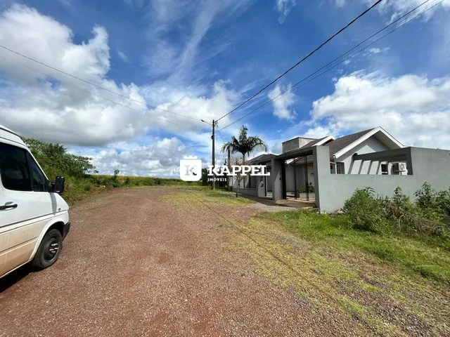 Vista externa de uma residência moderna em Lajeado, Brasil, com acesso por estrada de terra.
