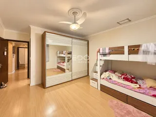 Quarto com armário e cama de madeira em um imóvel no Brasil.