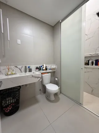 Interior de um banheiro com revestimento em mármore branco.