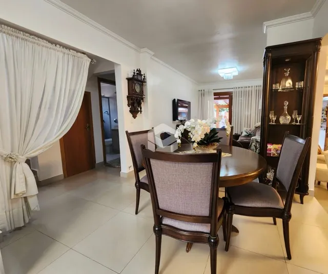 Ambiente interno com móveis de madeira e cortinas claras.