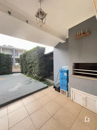 Área externa pavimentada de uma residência em Lajeado.