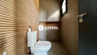 Foto de um banheiro com revestimento de painel de madeira na parede.