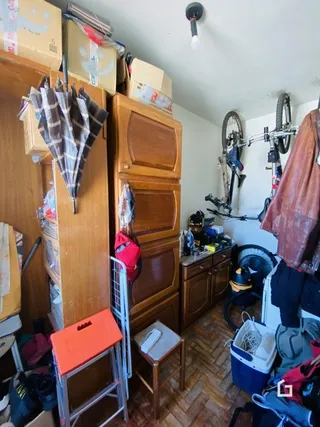 Quarto com painéis de madeira e armário no interior da propriedade.