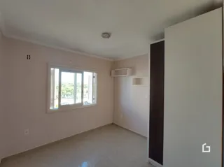 Foto de um cômodo interno com janela em uma residência.