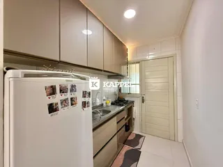 Esta é uma foto de uma cozinha com armários superiores e bancada.