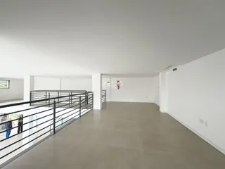 Ambiente interno de um imóvel com piso claro e paredes brancas.