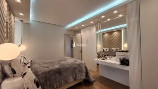 Quarto moderno com cama grande e decoração clara.