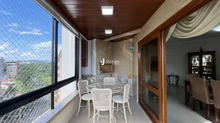 Vista de uma sala de jantar com mesa redonda e grande janela em Lajeado.