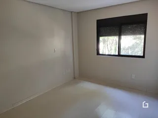 Imagem interna de um cômodo com paredes brancas e piso claro.