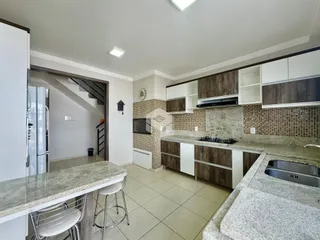 Foto de uma cozinha moderna com armários e bancadas em Lajeado, Brasil.