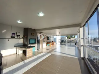 Sala de estar com piso de cerâmica e grande janela de vidro.