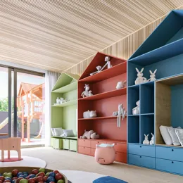 Sala de estar com estantes em tons de vermelho e azul.