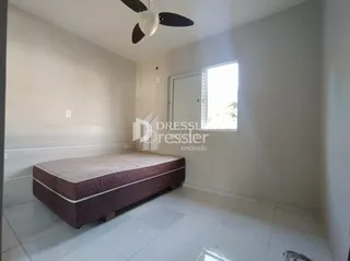 Quarto com cama de casal em um ambiente claro.