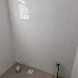 Vista de uma parede branca em um interior residencial.