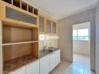 Foto de uma cozinha com armários de madeira e bancada.