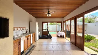Ambiente interno com piso de cerâmica e portas de vidro que dão acesso a um pátio.