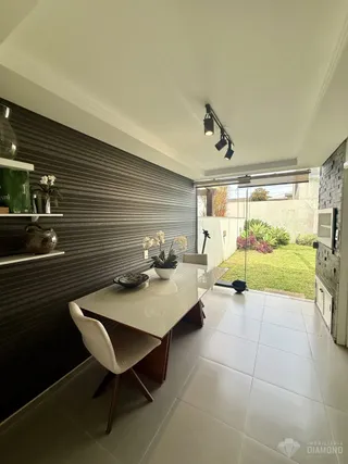 Sala de jantar com vista para o quintal em Lajeado, Brasil.