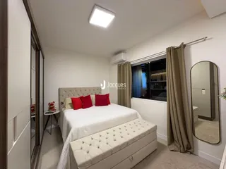 Quarto com cama e janela em um imóvel no Brasil.