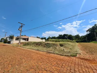 Foto de uma área de terra seca com piso de tijolos vermelhos.