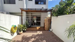 Fachada da casa em Lajeado, Brasil, mostrando a entrada e o pátio frontal.