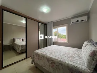Quarto com cama grande e janela, com ar-condicionado instalado.