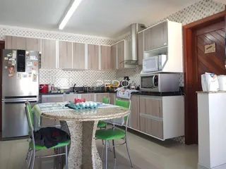 Foto de uma cozinha com mesa de jantar em um imóvel no Brasil.